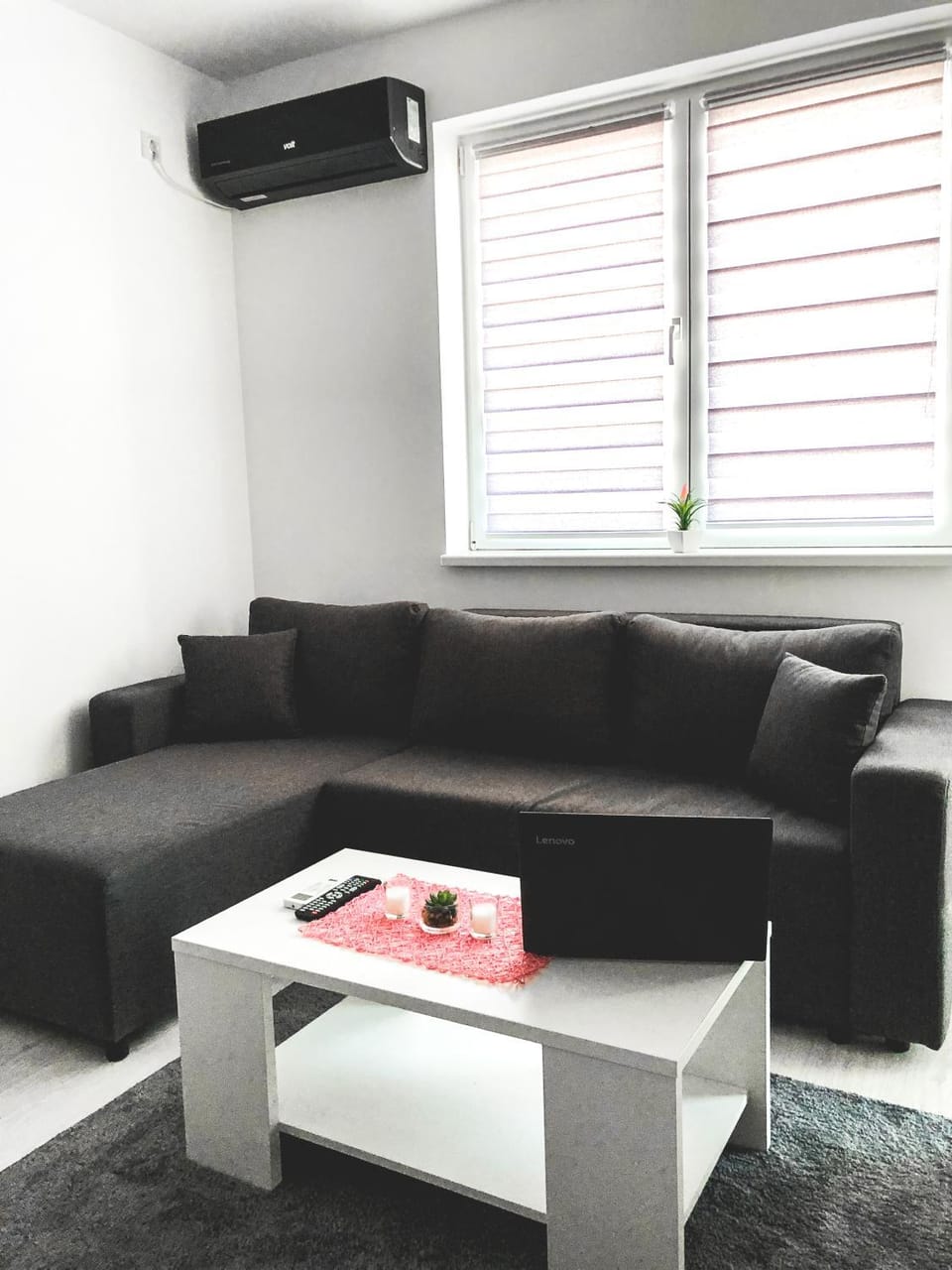 Communal lounge/ TV room, TV and multimedia, Living room, Seating area, air conditioner