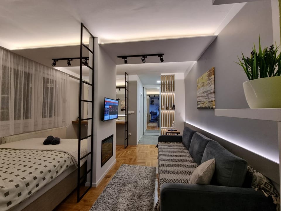 Communal lounge/ TV room, Bed, TV and multimedia, Living room, Photo of the whole room, Seating area, Evening entertainment, Bedroom