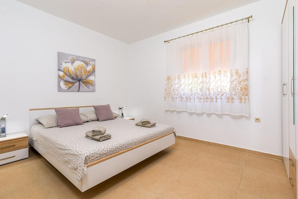 Bed, Bedroom, towels