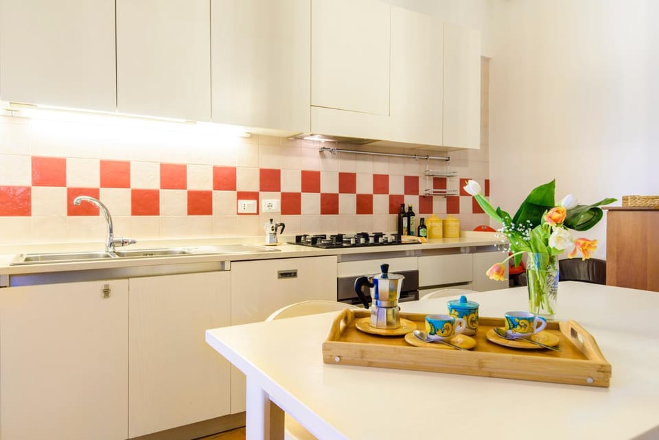Coffee/tea facilities, Kitchen or kitchenette, stove