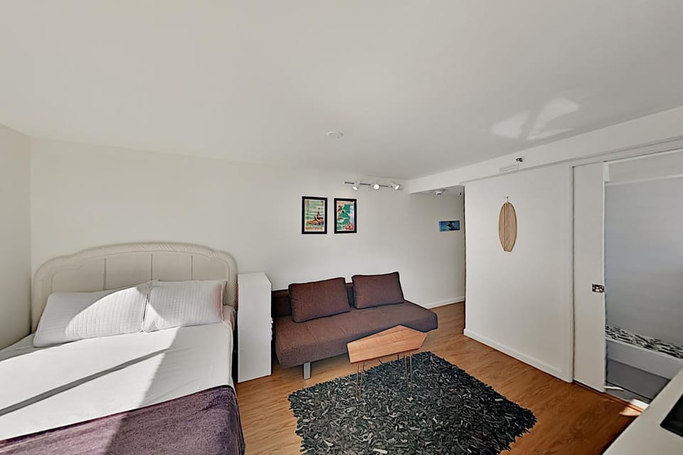 Carefree Hawaiian Monarch Studio Apartment in McCully-Moiliili