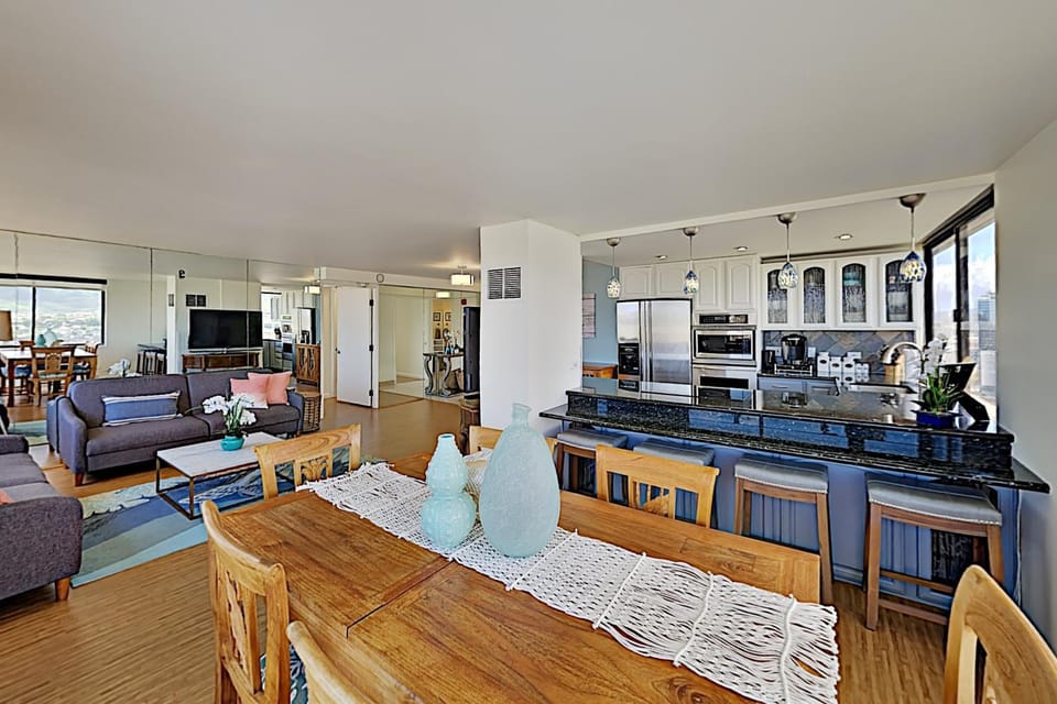 Breathtaking Hawaiian Monarch 2-Bedroom Penthouse Apartment in McCully-Moiliili