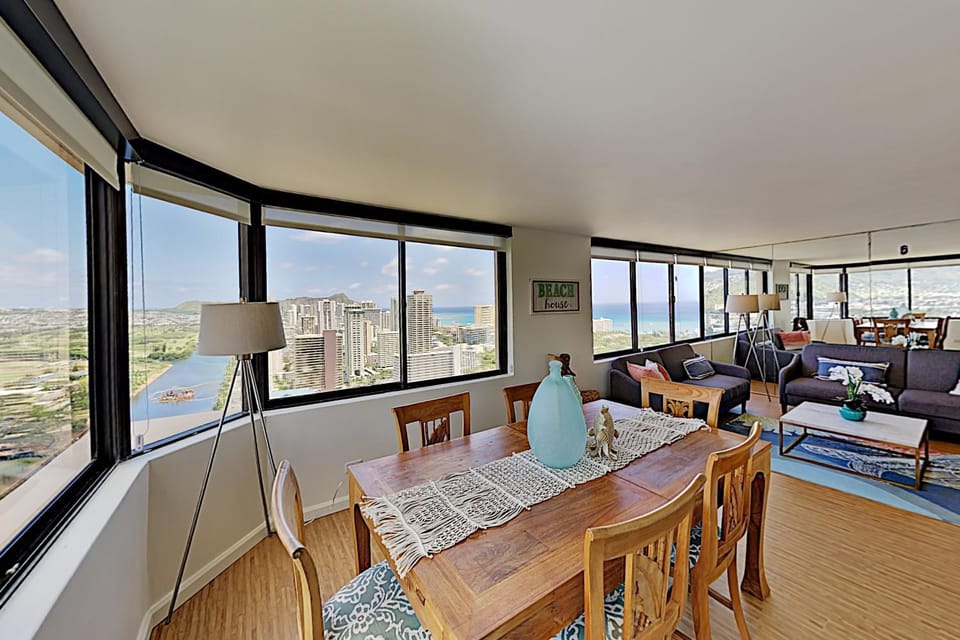 Breathtaking Hawaiian Monarch 2-Bedroom Penthouse Apartment in McCully-Moiliili