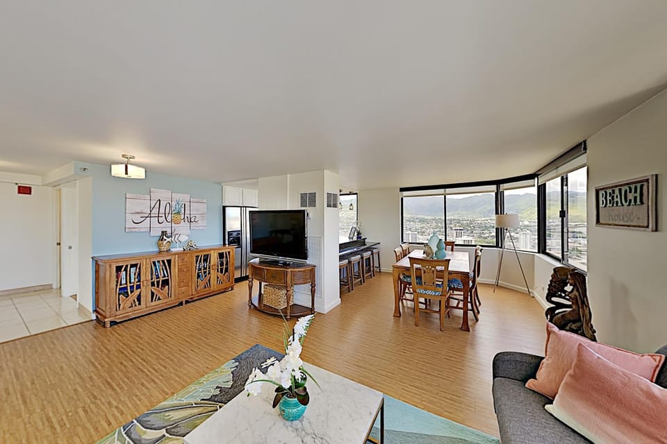 Breathtaking Hawaiian Monarch 2-Bedroom Penthouse Apartment in McCully-Moiliili
