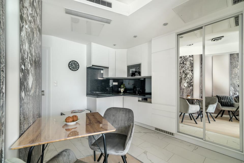 Kitchen or kitchenette, Seating area, Dining area