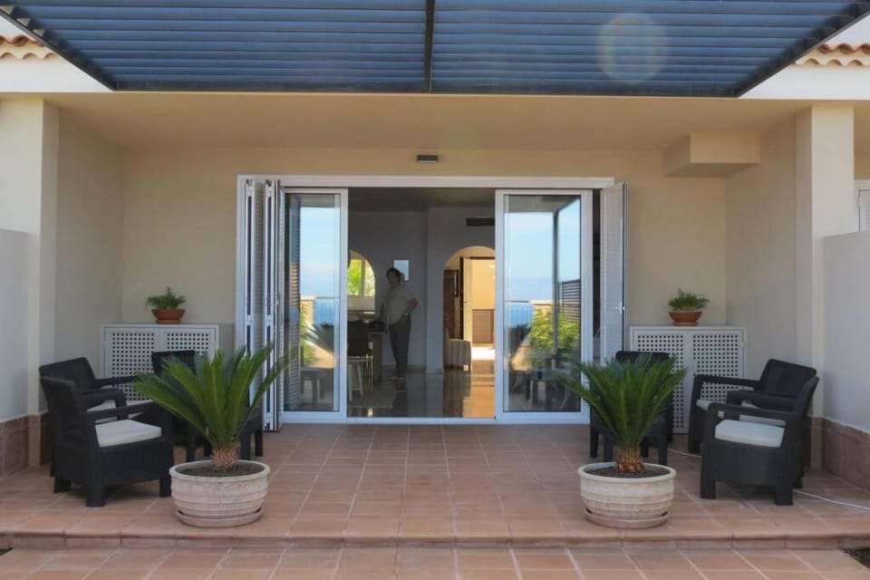 Luxury House with 3 Bedrooms, Sea Wiew and Swimming Pool in a quiet Residence House in Canary Islands