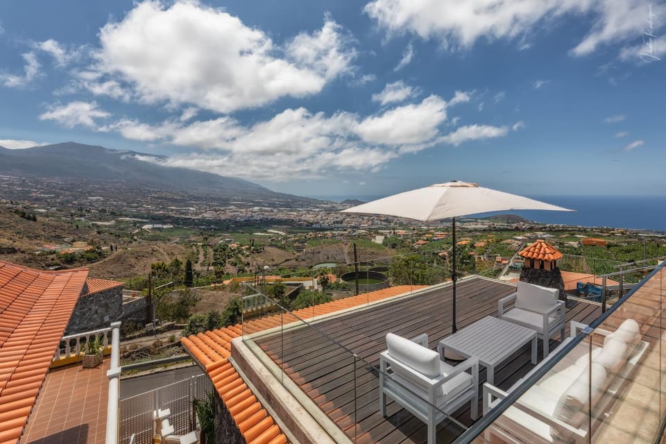 Balcony/Terrace, City view, Mountain view
