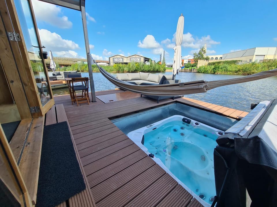 Hot Tub, sunbed