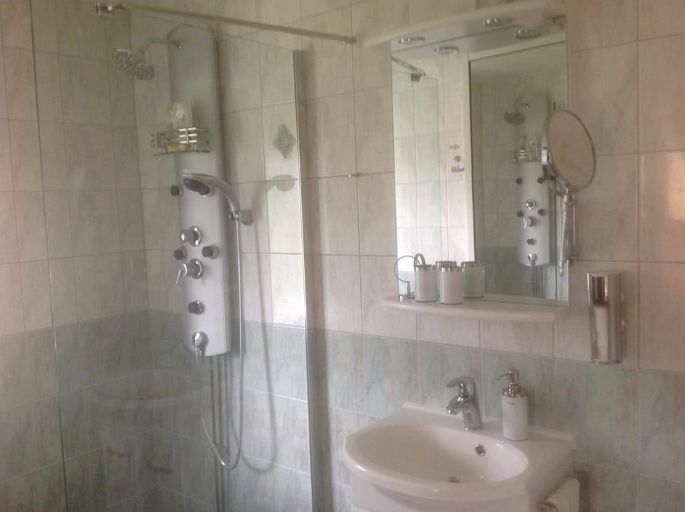 Lanthotellet Hishult Bed and Breakfast in Skåne County