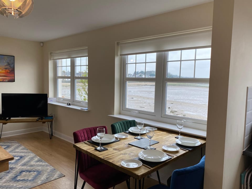 TV and multimedia, Living room, Seating area, Dining area