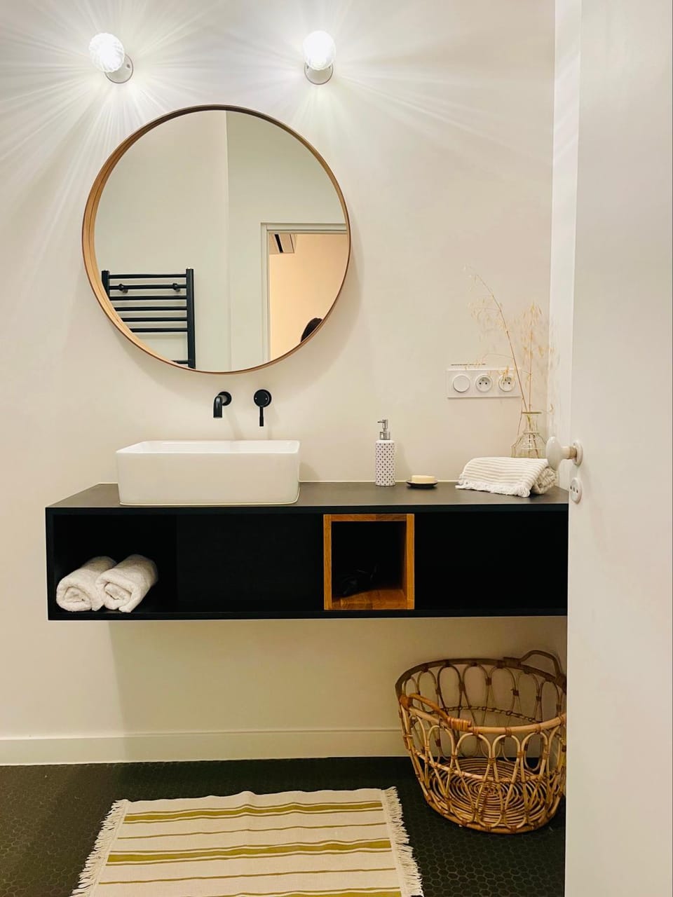 Bathroom, towels