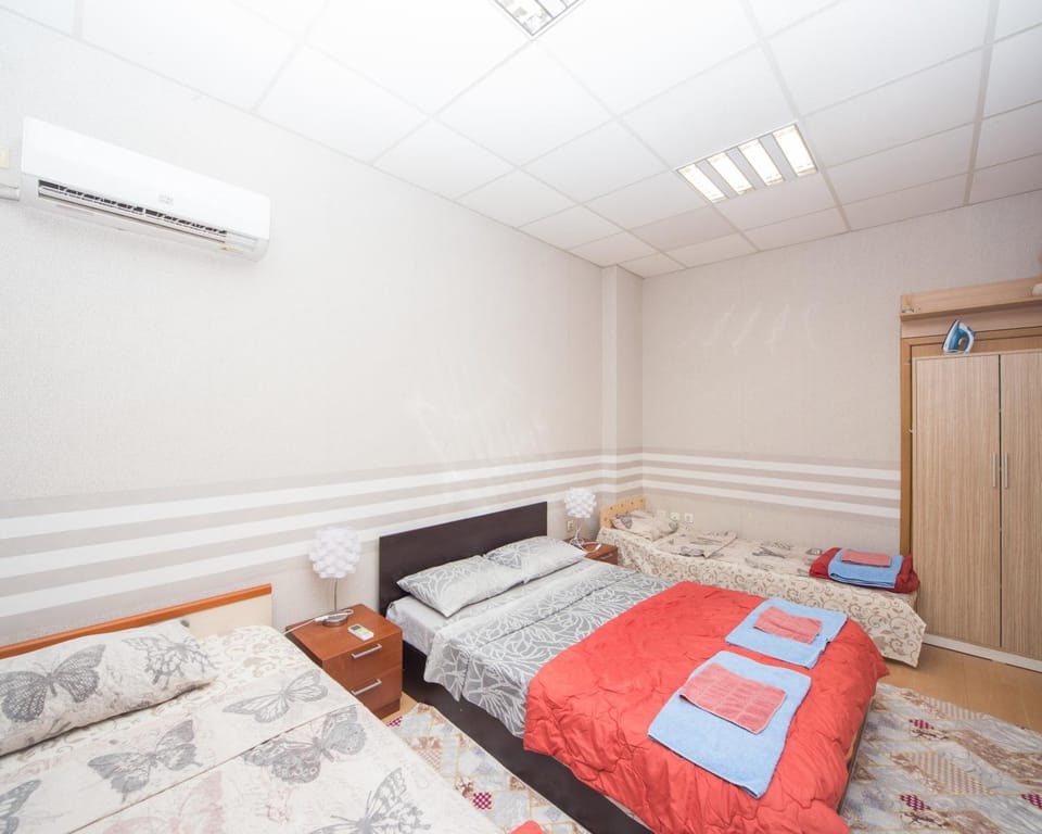 Photo of the whole room, towels, air conditioner