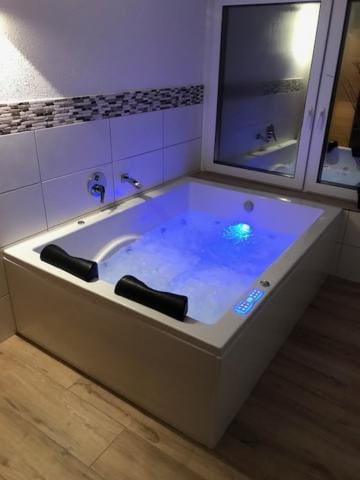 Hot Tub, Spa and wellness centre/facilities
