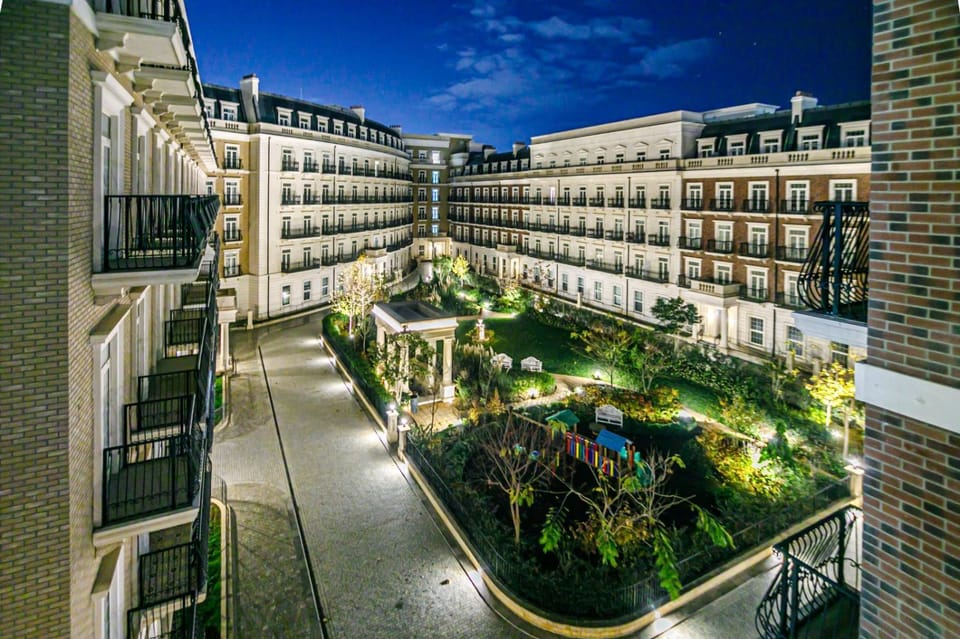 Property building, Facade/entrance, Night, Garden, Balcony/Terrace, City view, Garden view, Location