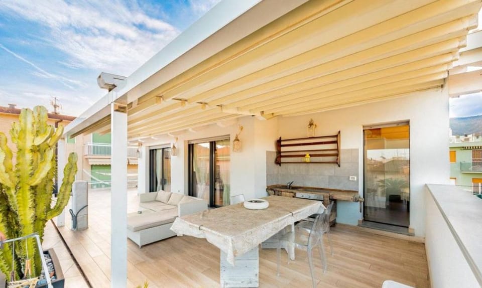 Appartamento Spotorno con ampio terrazzo attrezzato anche con angolo cottura Apartment in Spotorno