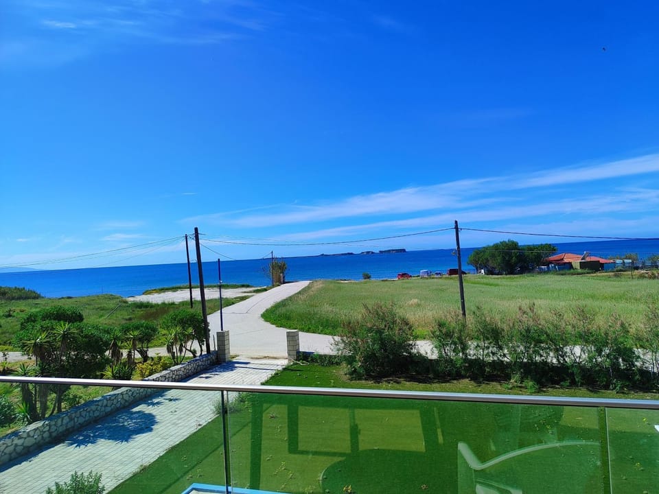 Property building, Natural landscape, Balcony/Terrace, Sea view