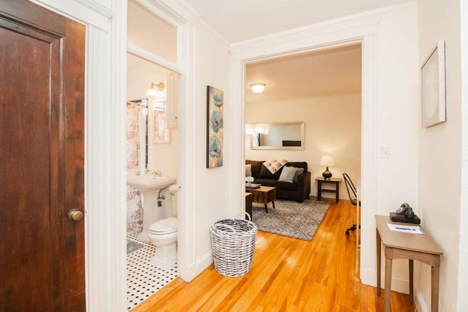 Sun-filled Unit, Elevator, Pool, Boston College Apartment in Brookline