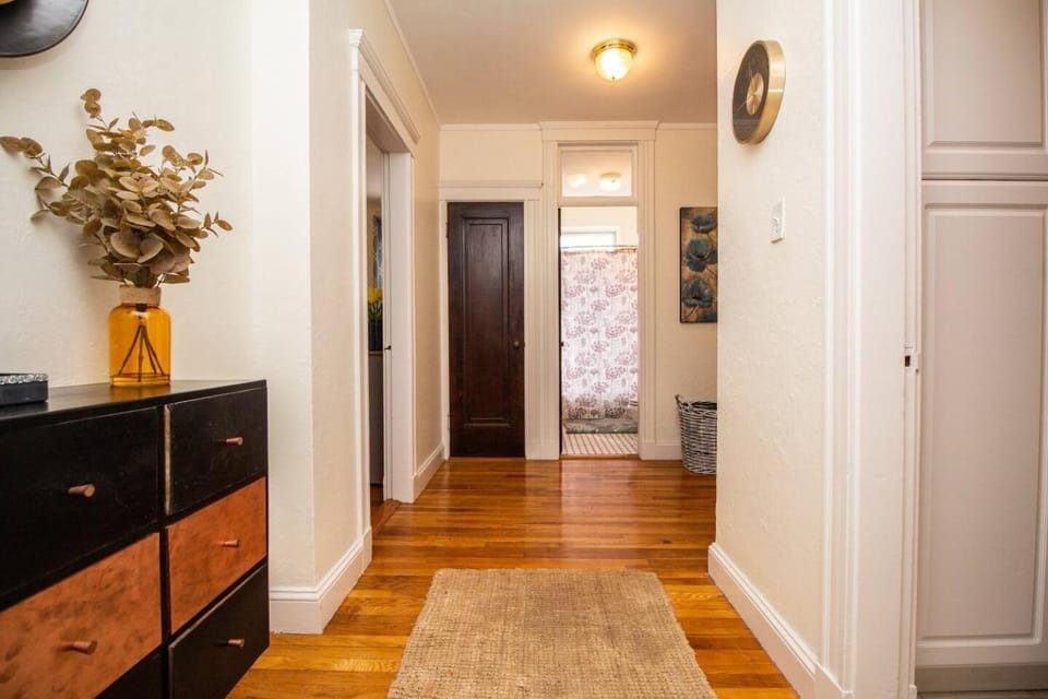 Sun-filled Unit, Elevator, Pool, Boston College Apartment in Brookline
