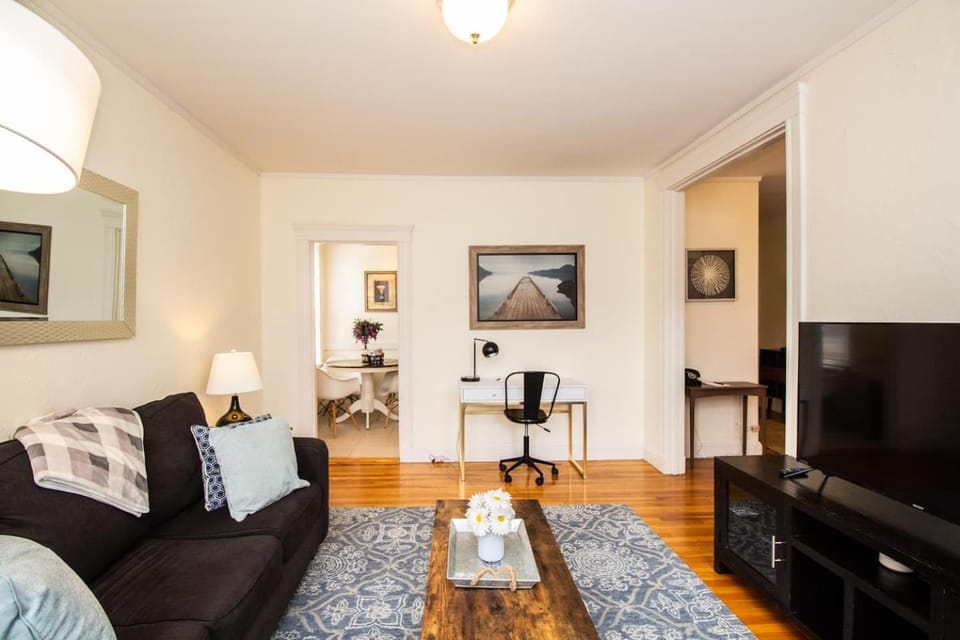 Sun-filled Unit, Elevator, Pool, Boston College Apartment in Brookline