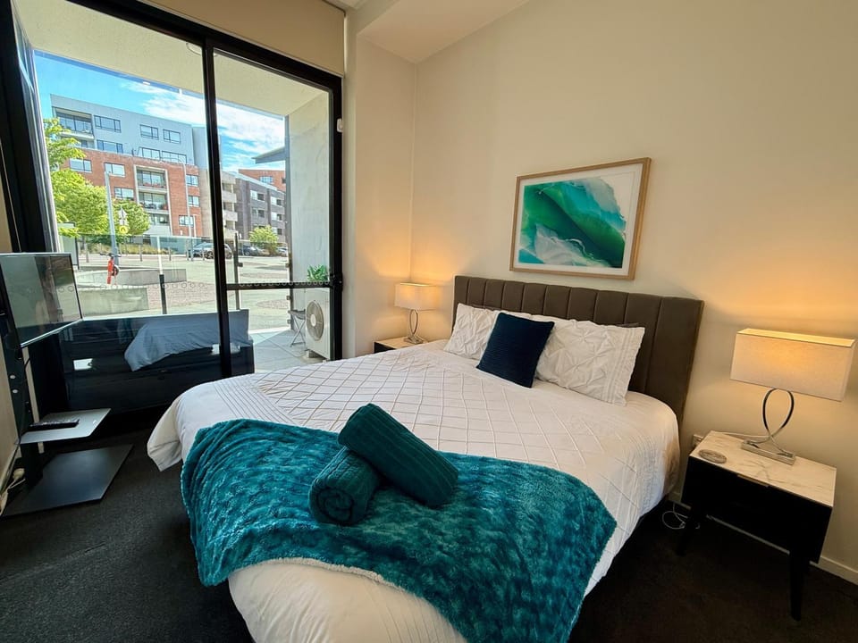 Luxe 2BR Executive Apartment Kingston Pool Parking WiFi BBQ Wine Apartment in Canberra