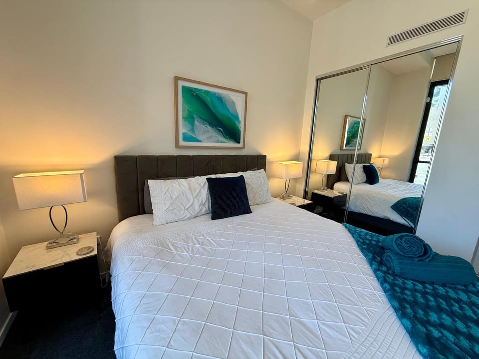 Luxe 2BR Executive Apartment Kingston Pool Parking WiFi BBQ Wine Apartment in Canberra