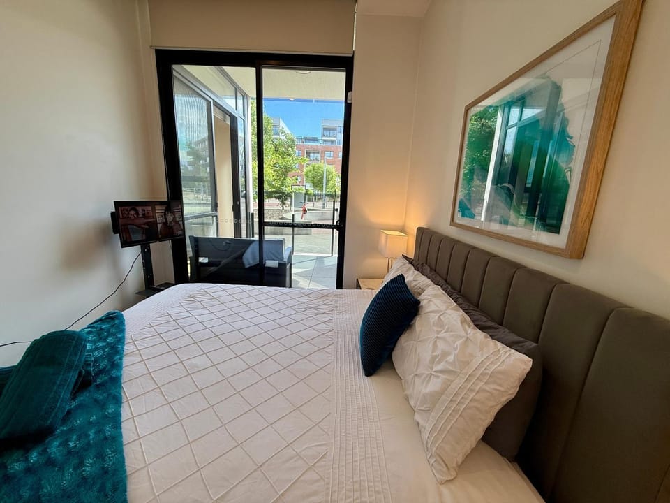 Luxe 2BR Executive Apartment Kingston Pool Parking WiFi BBQ Wine Apartment in Canberra