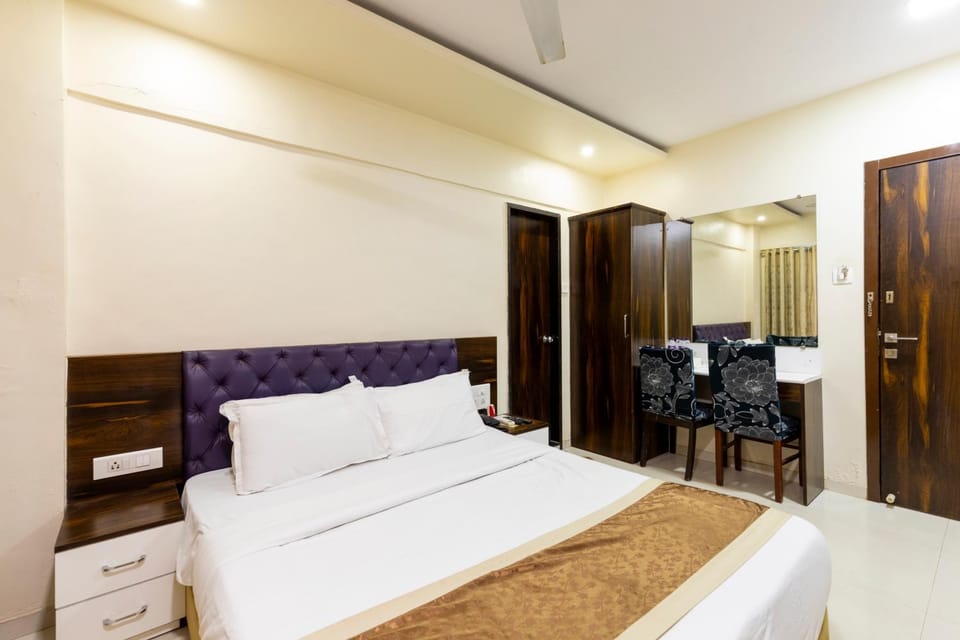 Bed, Photo of the whole room, Seating area, Bedroom
