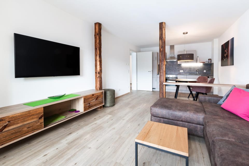 TV and multimedia, Living room, Seating area, Dining area