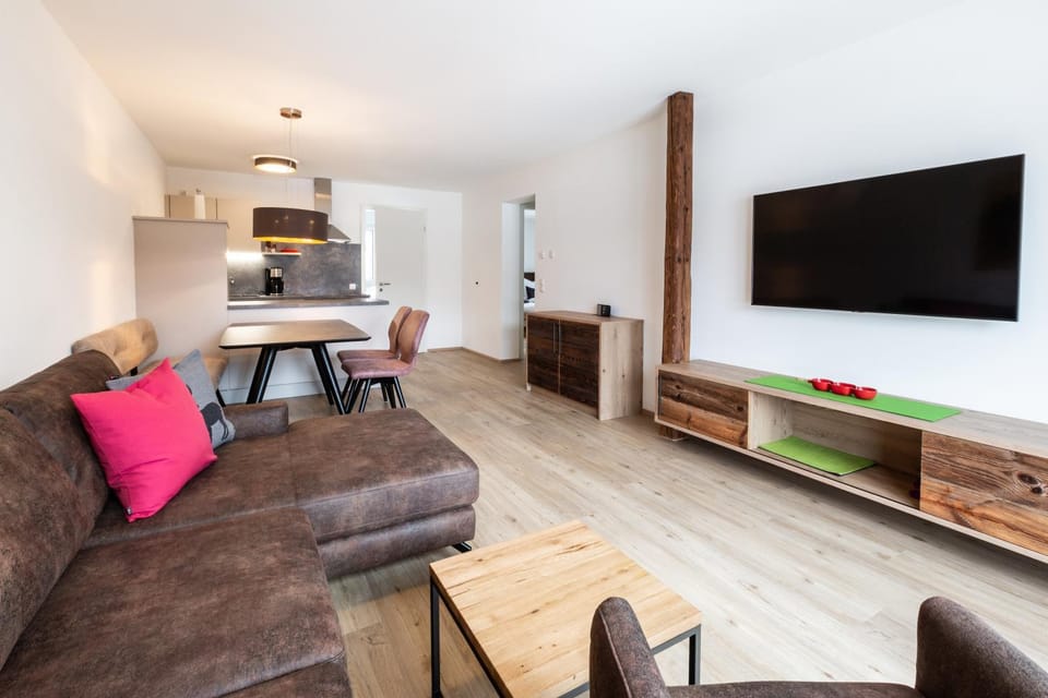 TV and multimedia, Living room, Seating area, Dining area