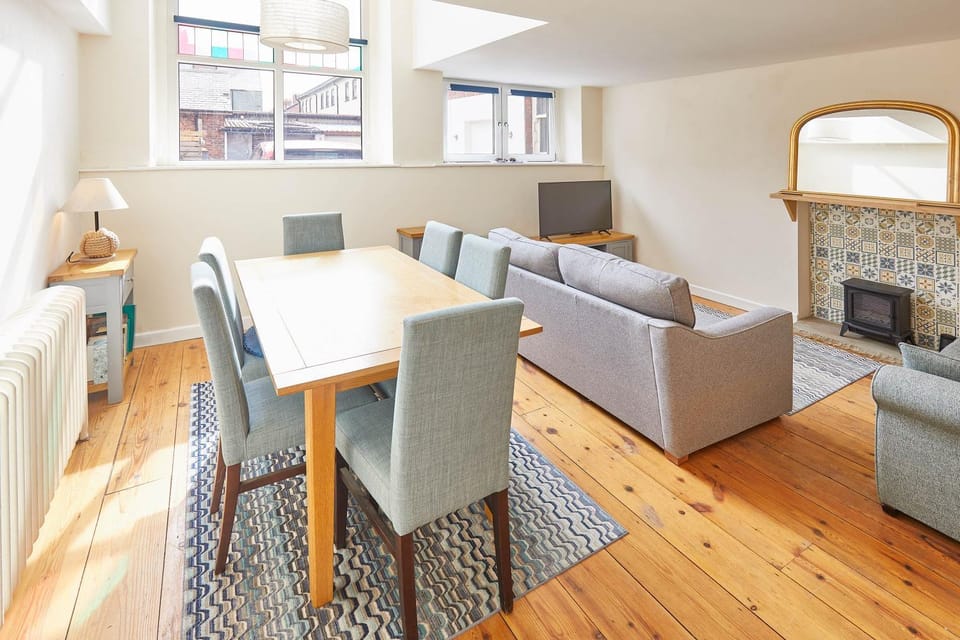 TV and multimedia, Living room, Seating area, Dining area