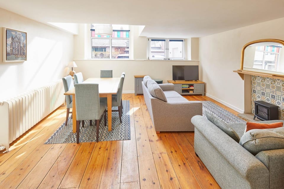 TV and multimedia, Living room, Seating area, Dining area