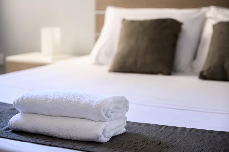 Bed, Bedroom, towels