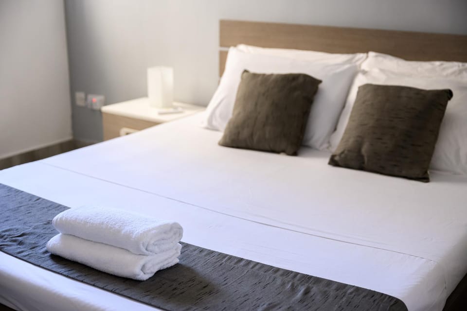 Bed, towels
