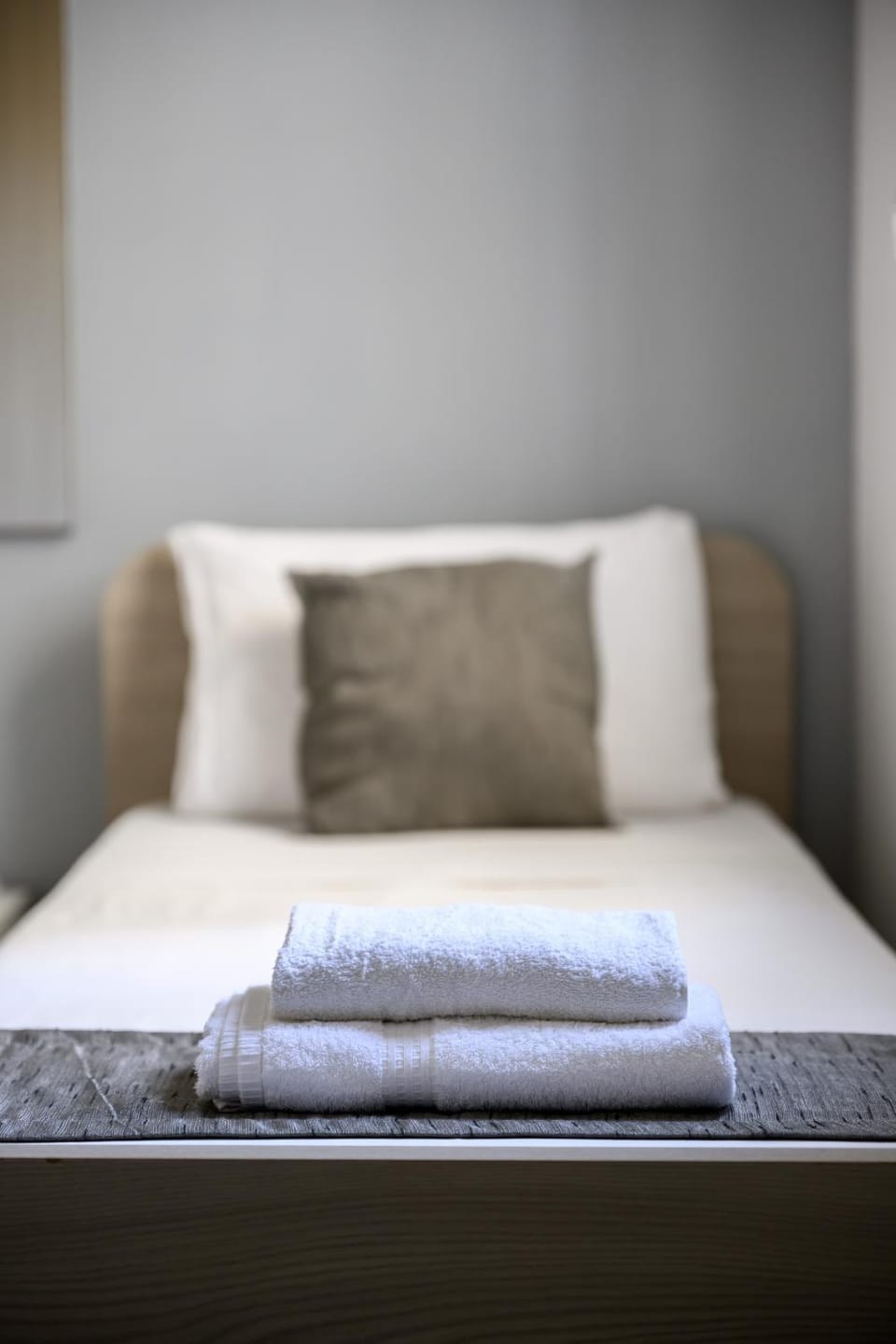 Bed, Bedroom, towels