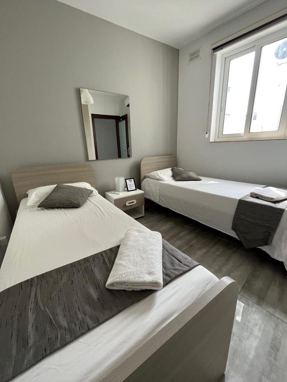 Bed, towels