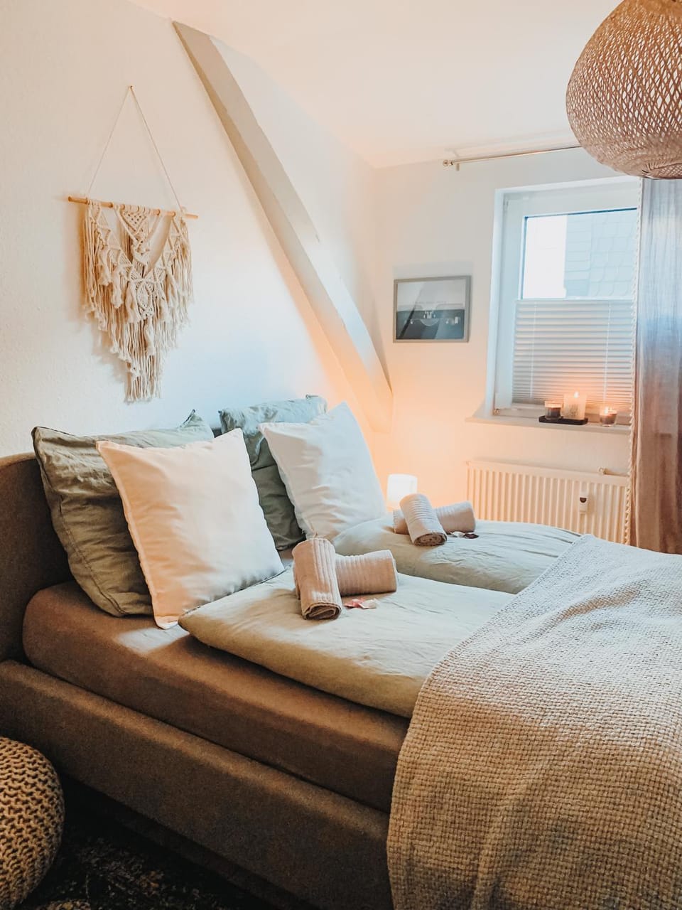 Bed, Bedroom, towels