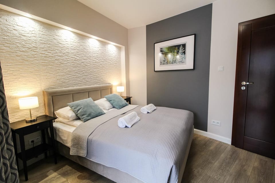 Bed, Bedroom, towels