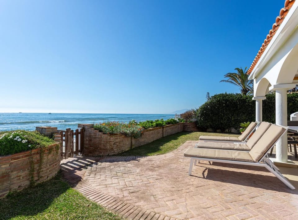 Charming Villa on the seafront Villa in Marbella