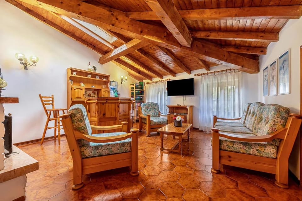Communal lounge/ TV room, Library, TV and multimedia, Living room, Seating area, Evening entertainment
