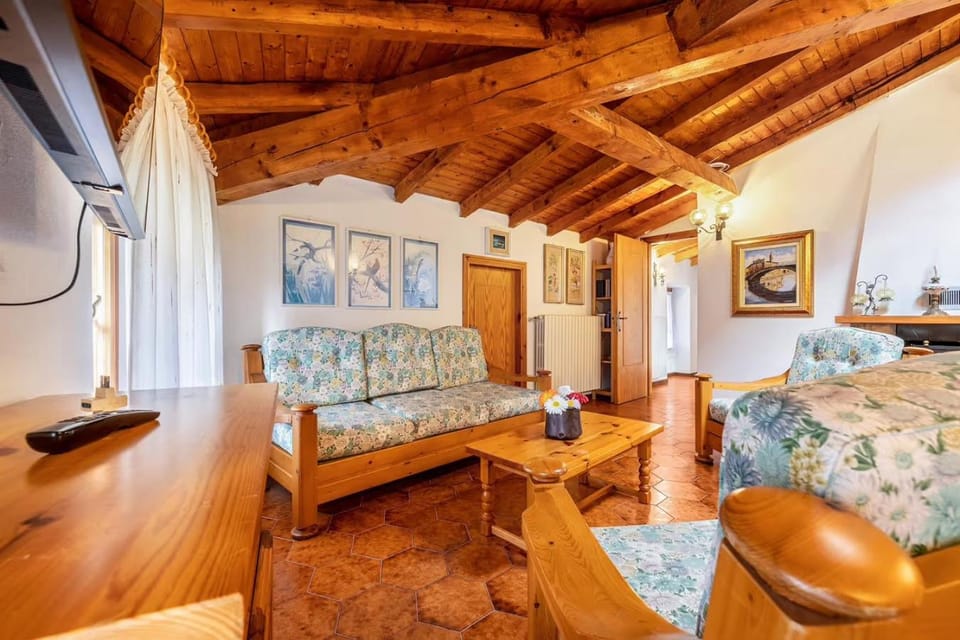 Communal lounge/ TV room, TV and multimedia, Living room, Seating area, Evening entertainment