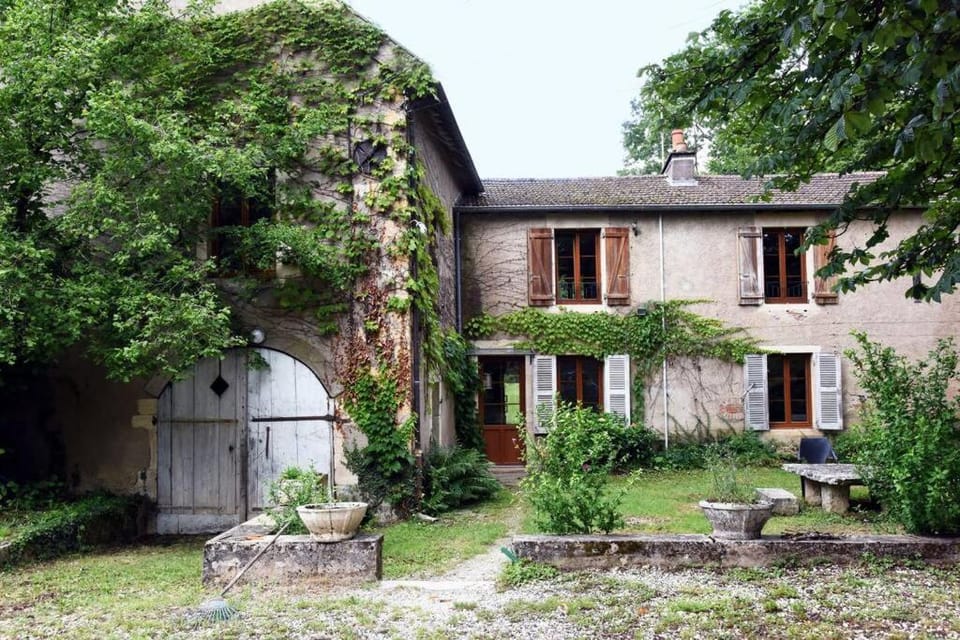 Moulin dans un parc d’élevage à Daims House in Bourgogne-Franche-Comté