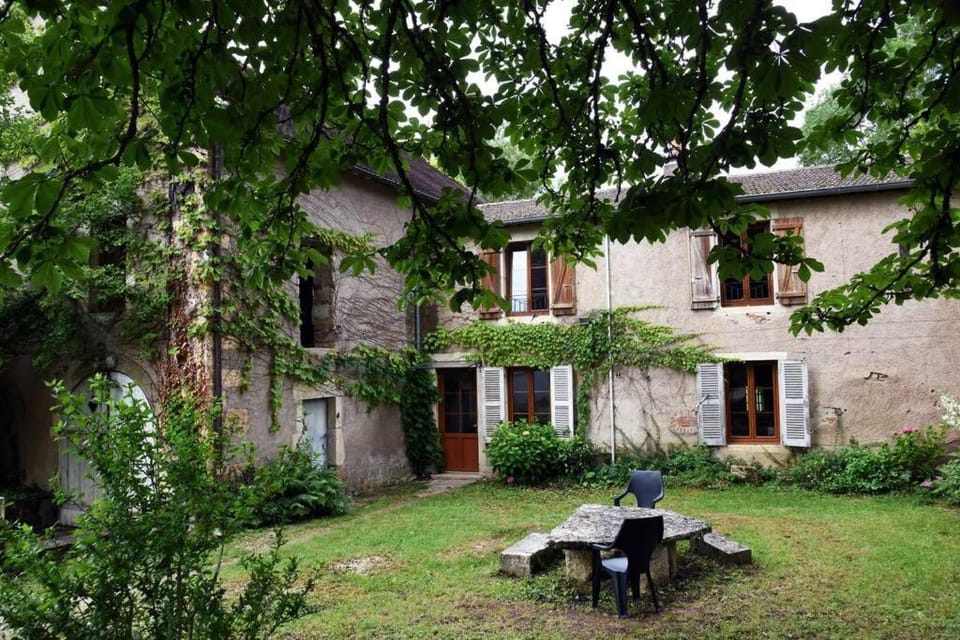 Moulin dans un parc d’élevage à Daims House in Bourgogne-Franche-Comté