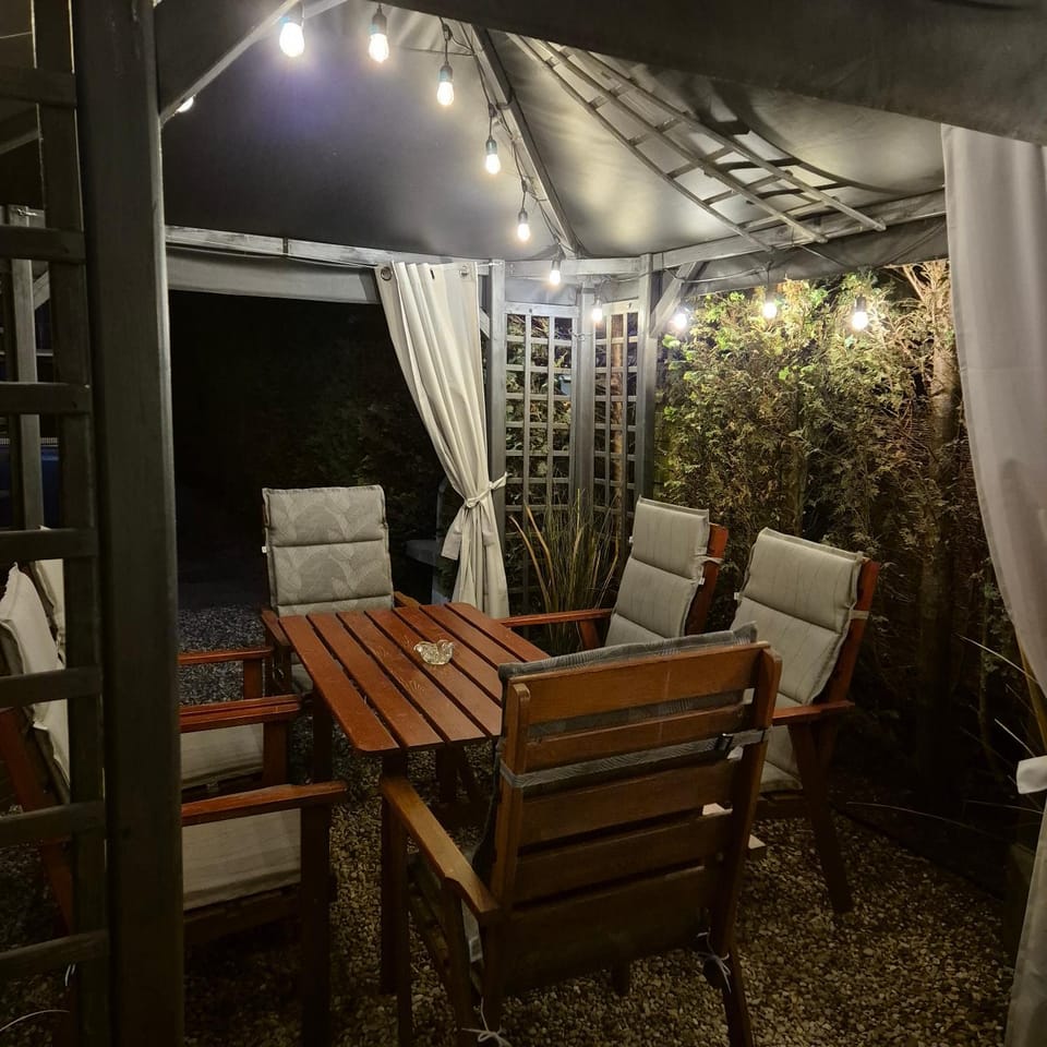 Night, Seating area