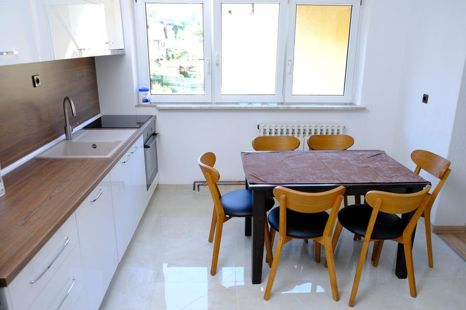 Kitchen or kitchenette, Dining area, Communal kitchen