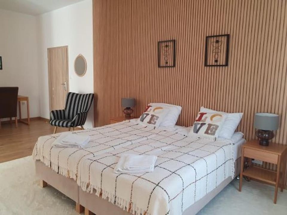 Bed, Living room, Photo of the whole room, Seating area, Bedroom, towels