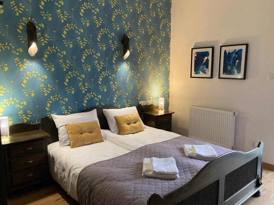 Bed, Other, Other, Other, Photo of the whole room, Bedroom, towels