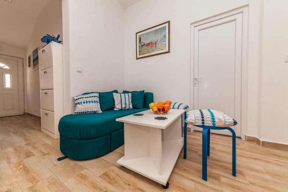 Living room, Seating area, Family