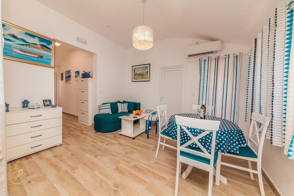 Living room, Seating area, Dining area, Family