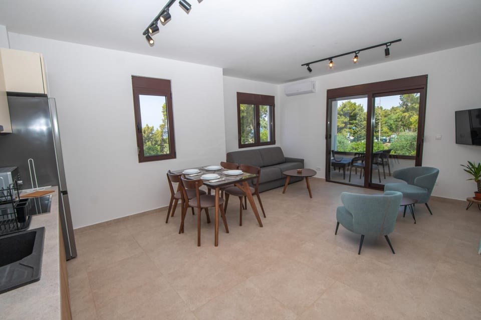 TV and multimedia, Kitchen or kitchenette, Living room, Dining area, Sea view, air conditioner