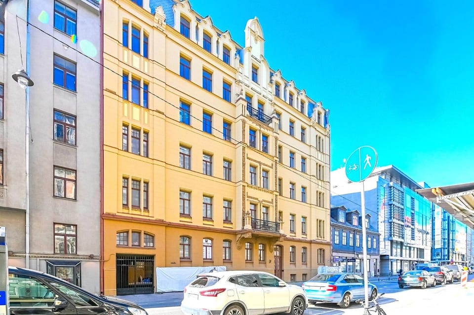 Property building, Day, Location